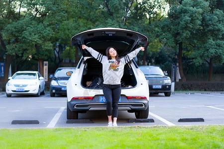 停车场女性汽车后备箱背景图片