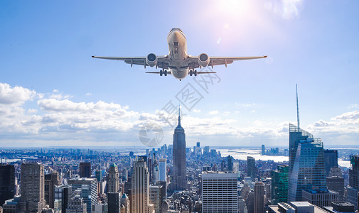 海陆空运城市上方的飞机设计图片