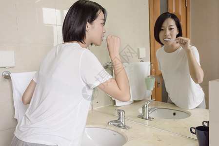 女子在卫生间刷牙图片