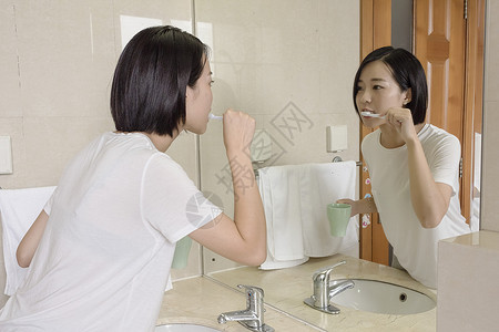 女子在卫生间刷牙图片