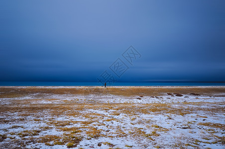 纳木错朝圣的人草原大海背景