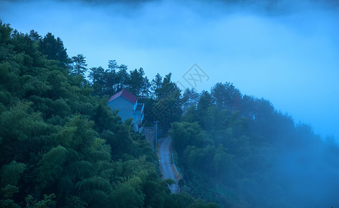 迷雾下宁静的山村背景图片