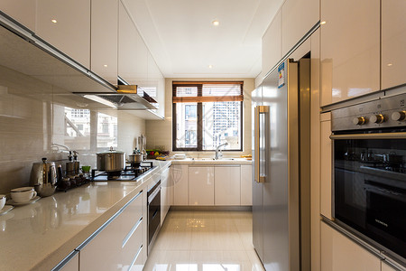 柜子上台灯宽敞的欧式装修风格厨房背景
