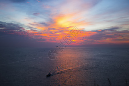 海上的夕阳划船海游客高清图片