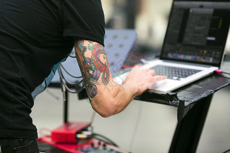 纹身男性在操作电脑背景图片