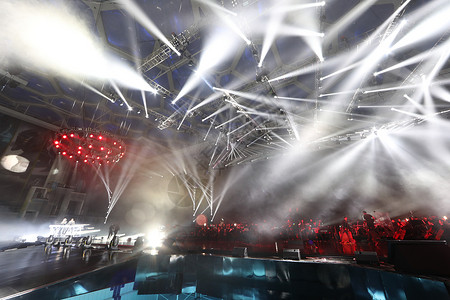 年会晚会的舞台现场灯光背景图片