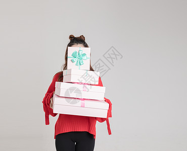 妇女节折扣抱着礼物盒的年轻美女背景