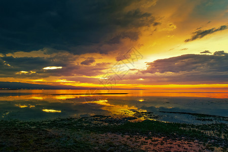 日出 盐湖 天空之镜高清图片