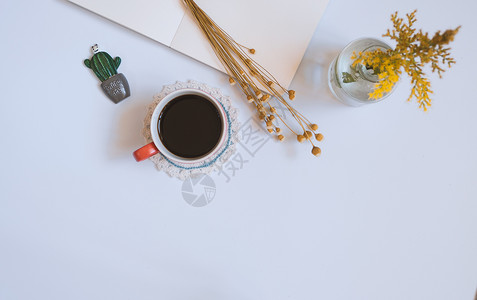 仙人掌平铺底纹干花与咖啡背景