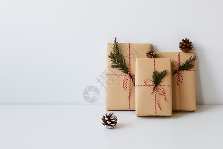 棕色松果圣诞礼物摆在白色桌面上背景