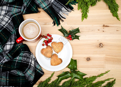 白木纹素材绿色格子围巾和圣诞节日饼干背景