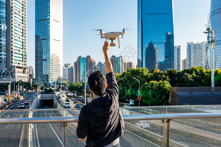 城市中操控无人机背景图片