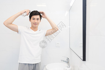 年轻男性洗漱整理头发图片