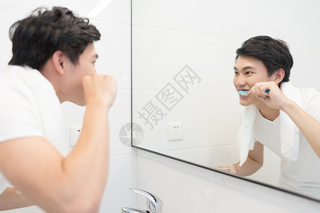 年轻男性洗漱刷牙图片