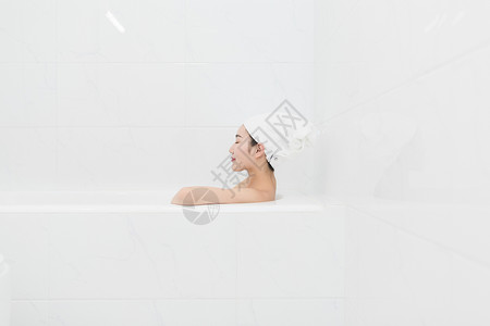 浴缸泡澡放松的年轻女性背景图片