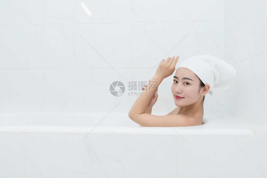 浴缸泡澡放松的年轻女性图片