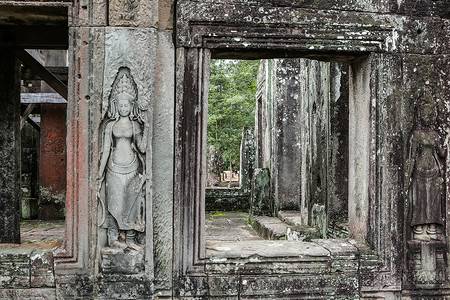 柬埔寨高棉古建筑雕像背景