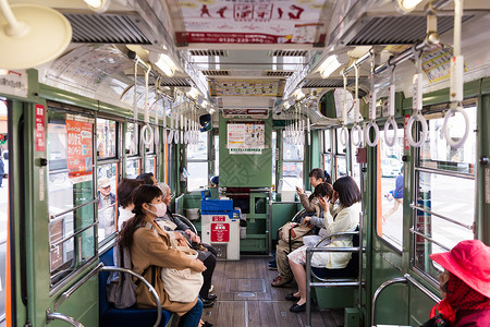 日本电车电车出站高清图片