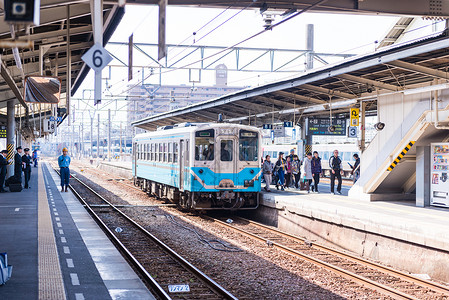 日本电车电车出站高清图片