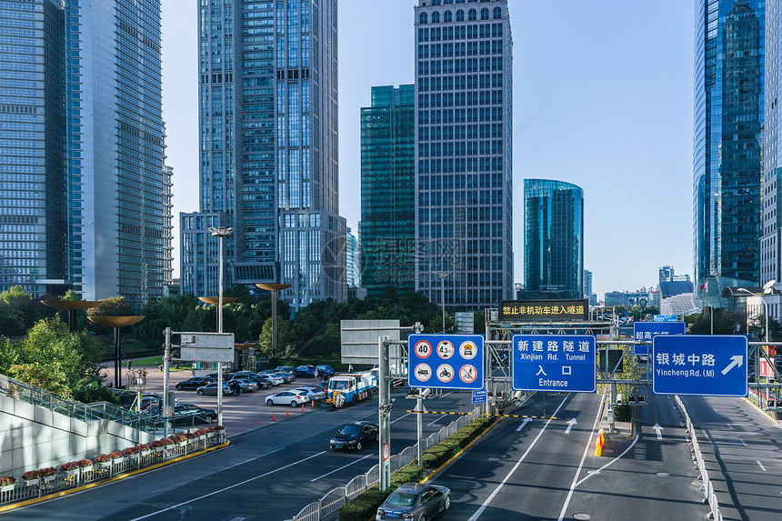 城市公路和高楼大厦图片