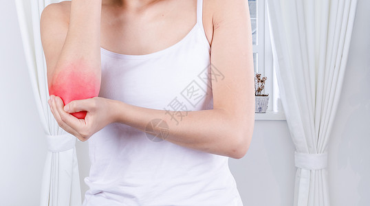 女性喝水健康生活手肘疼痛的女性设计图片