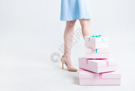 粉色礼品盒与购物女性图片