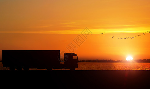 夕阳下交通运输货车剪影设计图片
