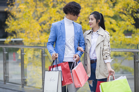 男女情侣在商场疯狂购物背景图片