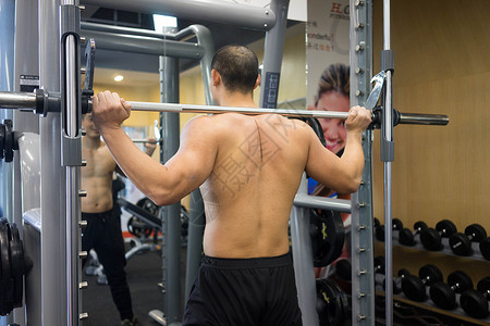 男性健身房运动锻炼图片
