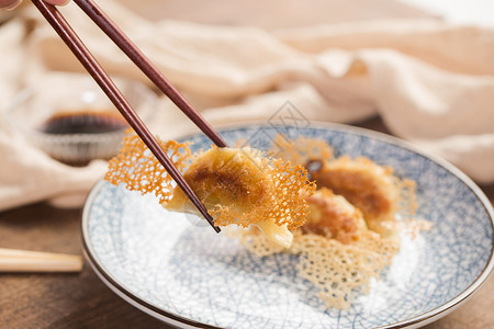 冰花煎饺筷子夹食物高清图片