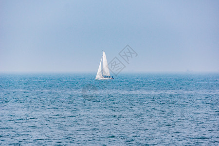 出航大海上白色帆船背景