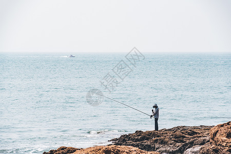 海边钓鱼的人高清图片