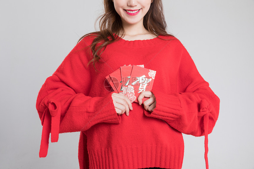 红色毛衣的可爱女生发红包图片