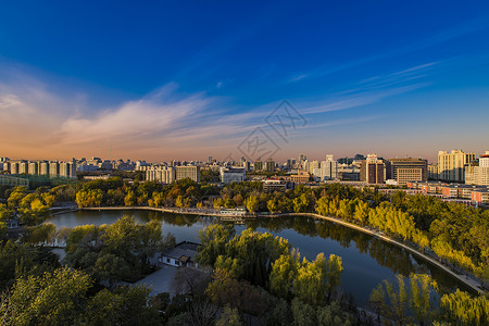 夕阳西下的城市背景图片