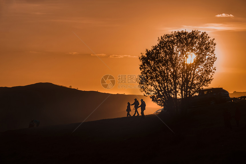 内蒙古坝上草原夕阳下的摄影人图片