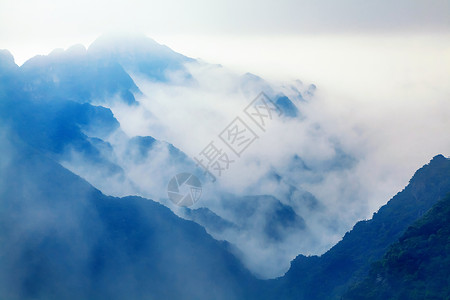 黄绿色山脊云雾迷漫山脉背景