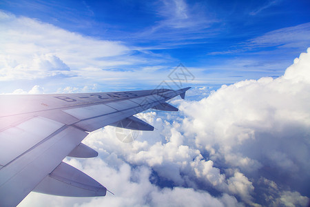 蓝色杨帆起航飞机起飞机翼下的云层背景