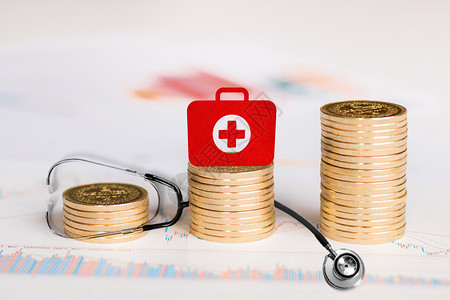 健康金钱创意硬币堆和医药箱设计图片