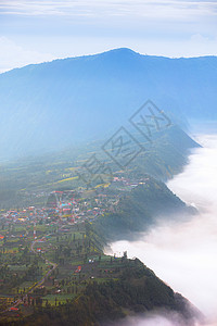 布罗莫火山村庄图片