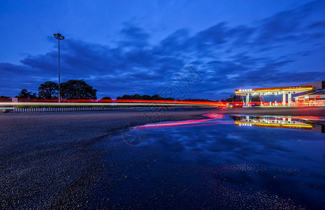 蓝色公路背景夜色下的加油站背景