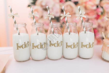 牛奶杯背景装着牛奶的奶瓶高清图片