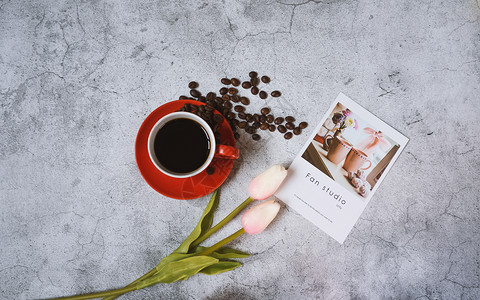 红色咖啡豆咖啡与花香背景