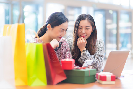 女性商业中心购物图片