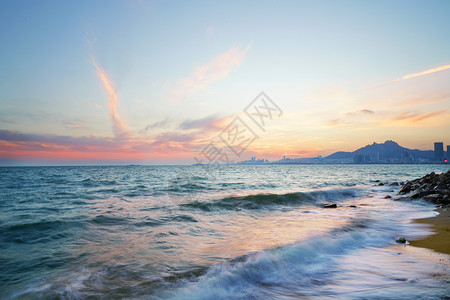 夕阳老人青岛石老人海滩背景