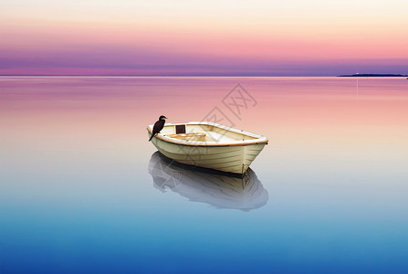 平静湖泊上的小船图片