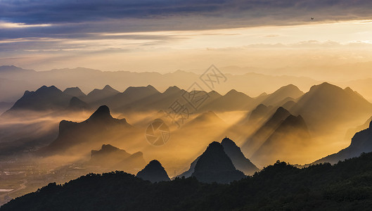 缭绕群山耶稣之光下的桂林山水剪影背景