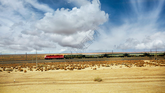 甘肃敦煌戈壁滩上前行的火车图片