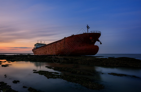 铁甲船夕阳下的巨轮背景