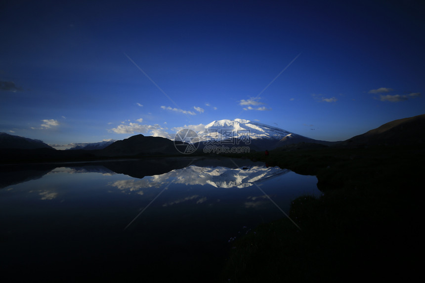 雪山、慕士塔格峰、湖面图片