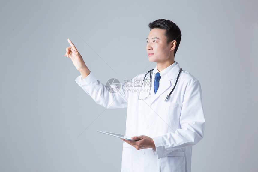 医生操作平板电脑图片